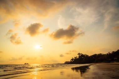 Sahilde ve denizde güzel bir gün batımı