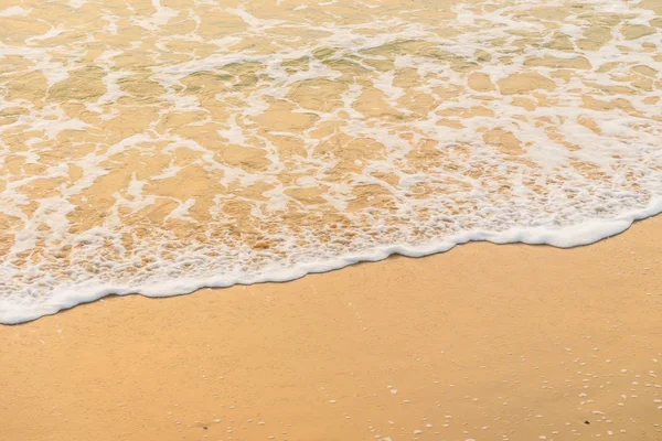 日の出時間に海と美しいビーチ — ストック写真
