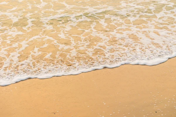 Mooi strand en zee op tijd van zonsopgang — Stockfoto