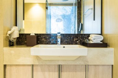 Beyaz lavabo ve musluk banyo dekorasyon