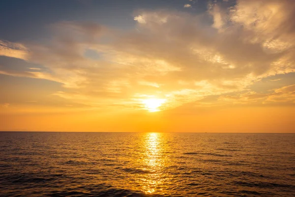 Sahilde ve denizde güzel bir gün batımı — Stok fotoğraf