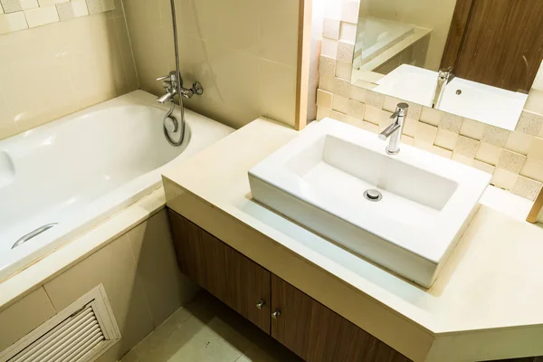 Lavatório branco e faucet e decoração de banheira no banheiro — Fotografia de Stock