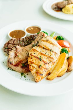 Tavuk göğsü ve domuz eti sığır eti biftek ve sebze ile