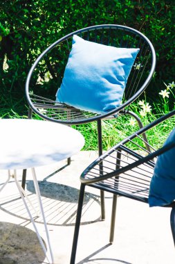 Yastık ile veranda sandalye ve masa ayarla