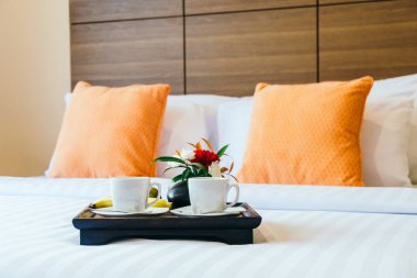 Yatakta kahvaltı kahve