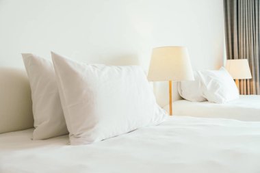 beyaz yastık yatağın üstünde