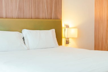 beyaz yastık yatağın üstünde