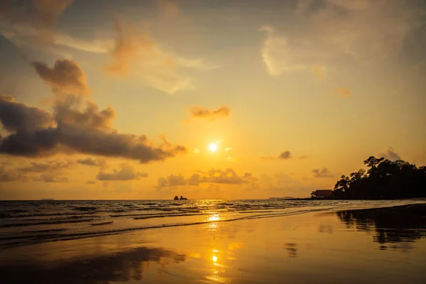 Hermosa puesta de sol en la playa y el mar — Foto de Stock