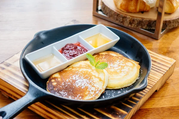 Panqueques con salsa dulce para el desayuno —  Fotos de Stock