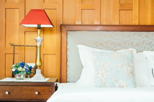 ベッドの上のコンフォート枕 — ストック写真