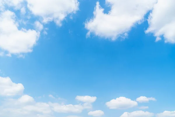 Nuvola bianca sul cielo blu — Foto Stock