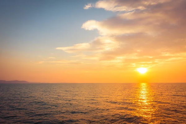 Bellissimo tramonto sulla spiaggia e sul mare — Foto Stock