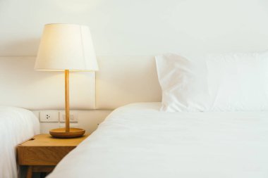 beyaz yastık yatağın üstünde