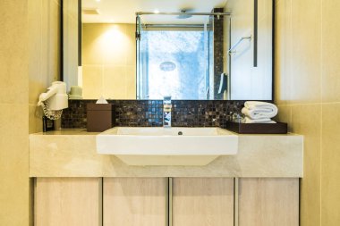 Beyaz lavabo ve musluk banyo dekorasyon