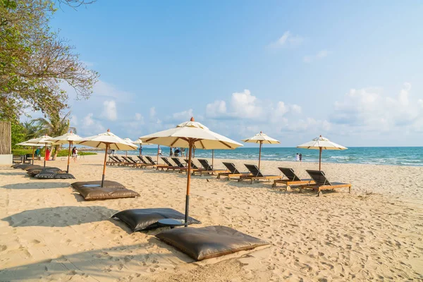 Parasol en stoel op het strand en de zee — Stockfoto