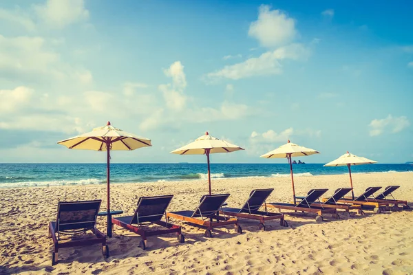 Guarda-chuva e cadeira na praia e no mar — Fotografia de Stock