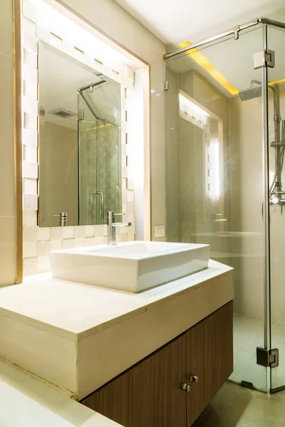 Белая раковина и декор в ванной комнате — стоковое фото