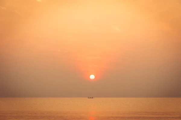 Beautiful sunrise on the beach and sea — Stock Photo, Image