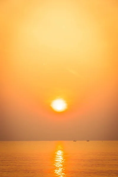 Vacker soluppgång på stranden och havet — Stockfoto