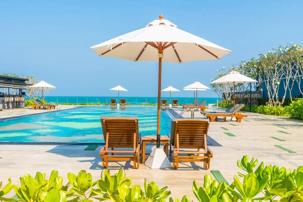 Belle parasol et chaise autour de la piscine à l'hôtel et r — Photo