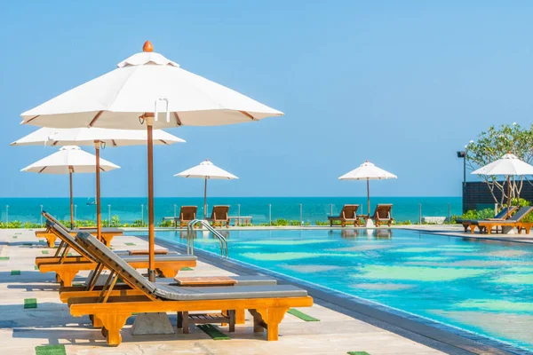 Beautiful umbrella and chair around swimming pool in hotel and r — Stock Photo, Image