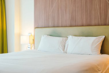 beyaz yastık yatağın üstünde