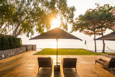 Şemsiye ve sandalye neary plaj ve deniz