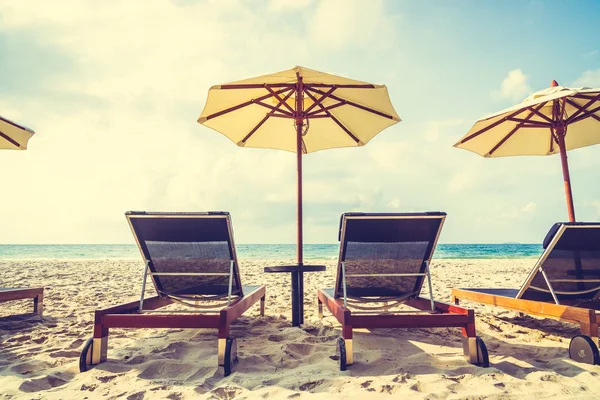 Sombrilla y silla en la playa y el mar —  Fotos de Stock