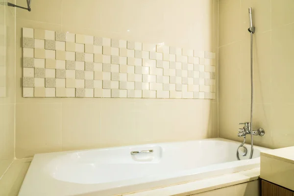 Lavabo blanc et décoration de robinet et baignoire dans la salle de bain — Photo