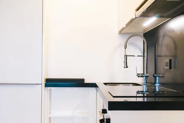 Dekoration von Wasserhähnen und Spülen in der Küche — Stockfoto