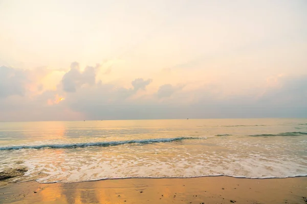 Schöner Strand und Meer zur Zeit des Sonnenaufgangs — Stockfoto