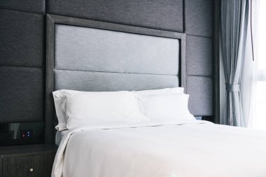 beyaz yastık yatağın üstünde