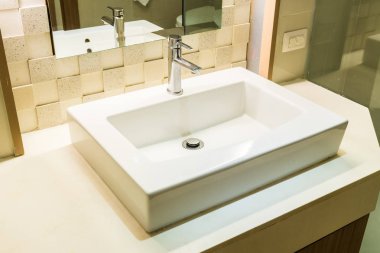 Beyaz lavabo ve musluk banyo dekorasyon