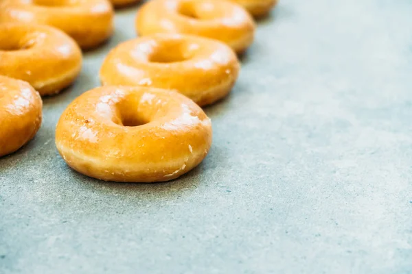Sobremesa doce com muitos donuts — Fotografia de Stock
