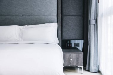 beyaz yastık yatağın üstünde