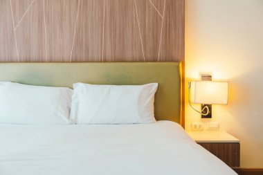 beyaz yastık yatağın üstünde