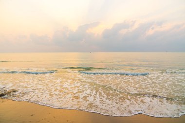 Güzel bir plaj ve deniz gündoğumu zamanında
