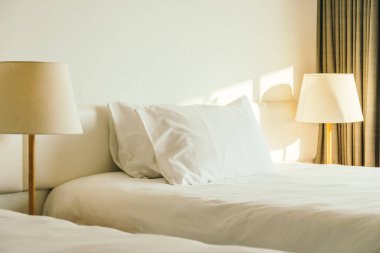 beyaz yastık yatağın üstünde