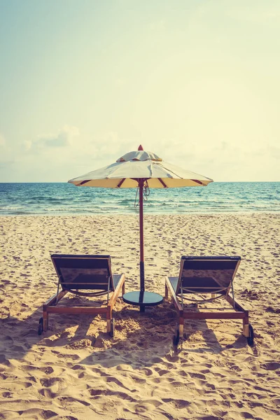 Krzesło na plażę i morze i parasol — Zdjęcie stockowe