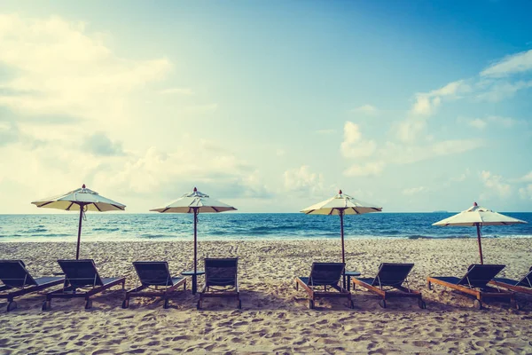 Parasol en stoel op het strand en de zee — Stockfoto