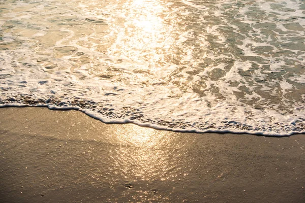Plaj ve deniz on Sunset — Stok fotoğraf