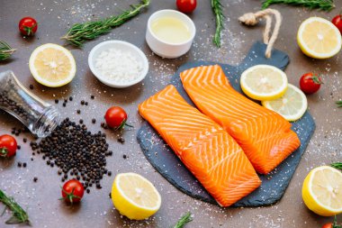 Ham ve taze somon eti fileto üzerinde siyah taş kayrak