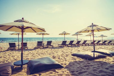 Şemsiye ve sandalye üzerinde plaj ve deniz