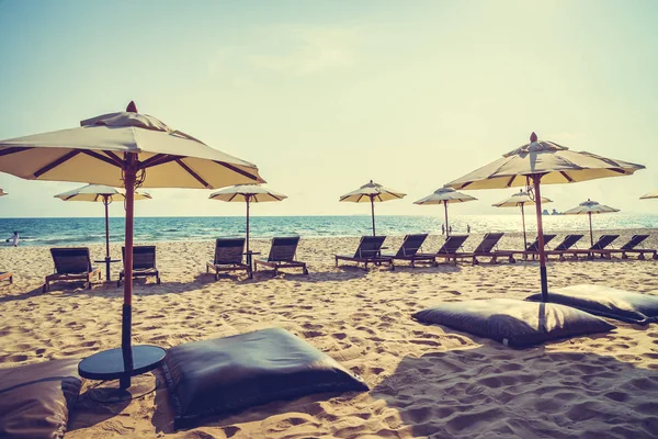 Ombrellone e sedia sulla spiaggia e sul mare — Foto Stock