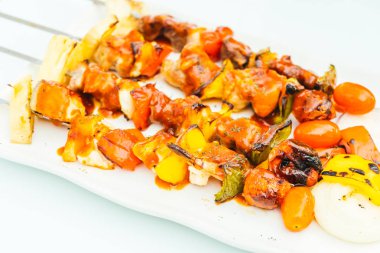 Barbekü et sopa beyaz plaka ızgara