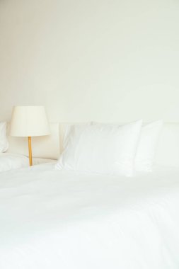 beyaz yastık yatağın üstünde