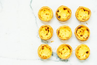 Şekerli tatlı tart yumurta ile