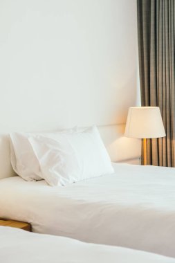 beyaz yastık yatağın üstünde