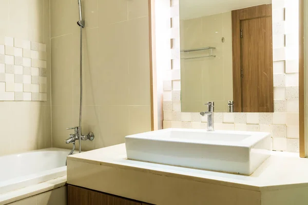 Vitt handfat och blandare dekoration i badrum — Stockfoto