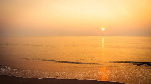 Belo nascer do sol na praia e no mar — Fotografia de Stock